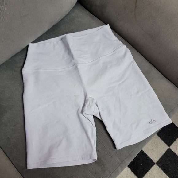 ALO Yoga Pants - Alo Yoga High Waist Biker Shorts (White)